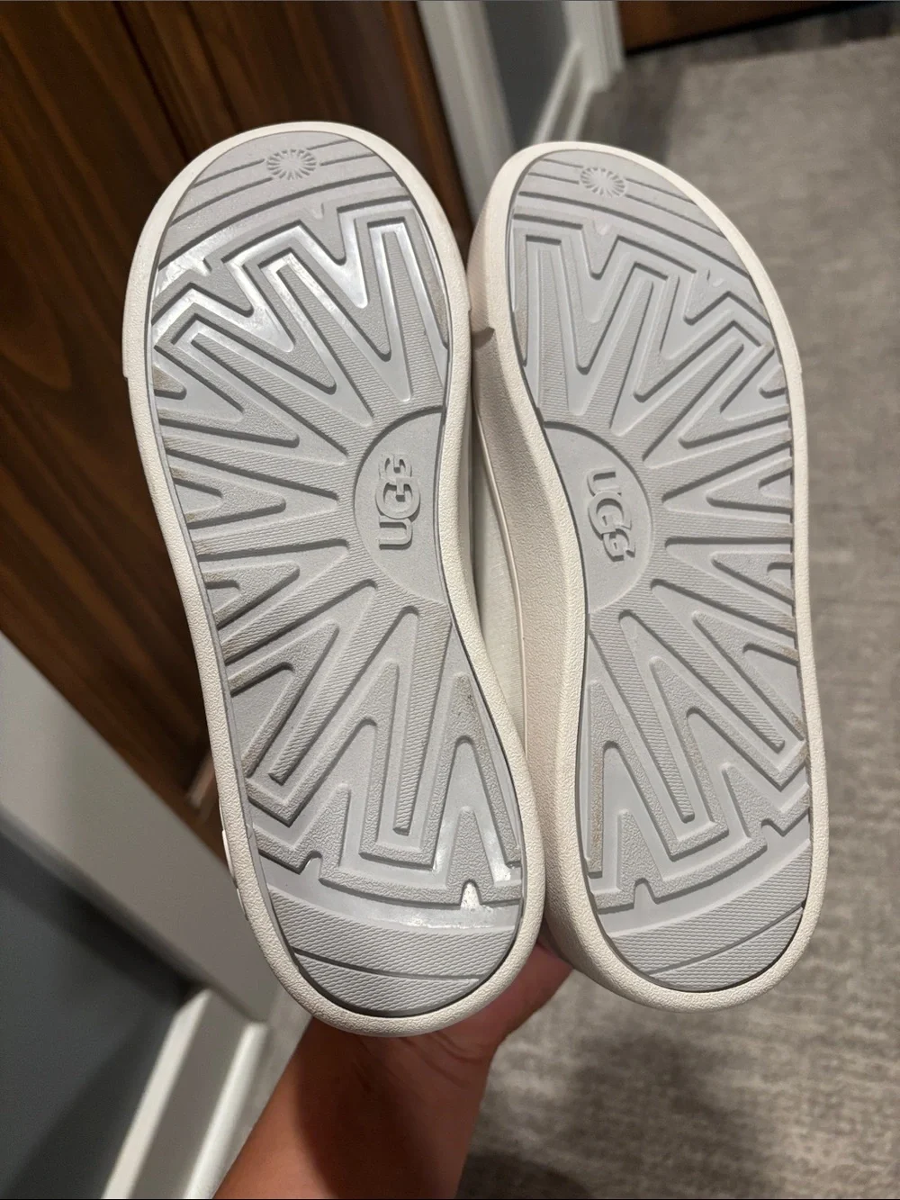 Ugg Kids Casual Lace-Up Sneakers in Light Gray size 4